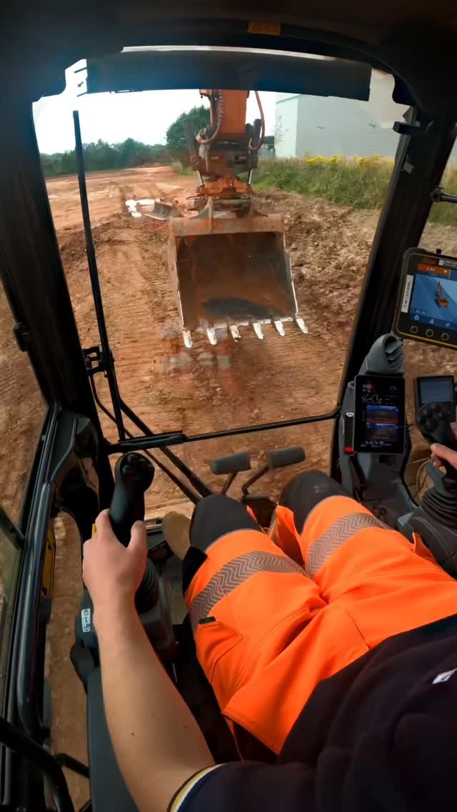 bentheoperator 게시물 이미지: Nice bit of tiltrotator work on a Hitachi 210,...