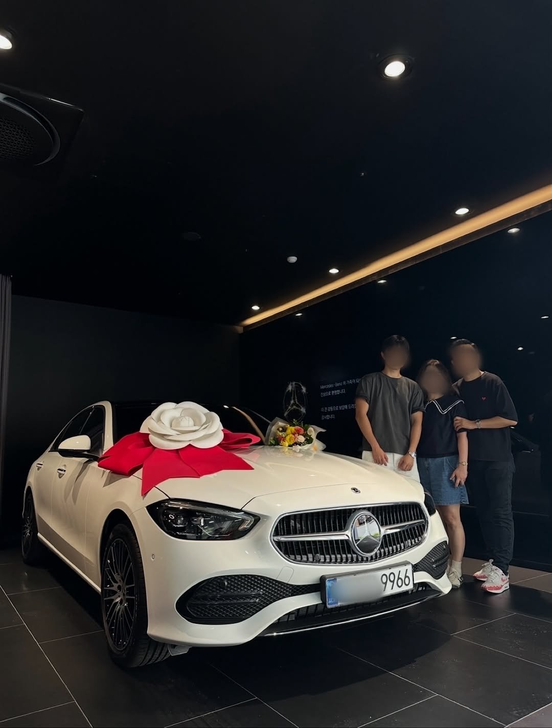 Photo by 벤츠 공식딜러 김대호 on August 18, 2025. May be an image of 3 people, sedan, wheel and text.