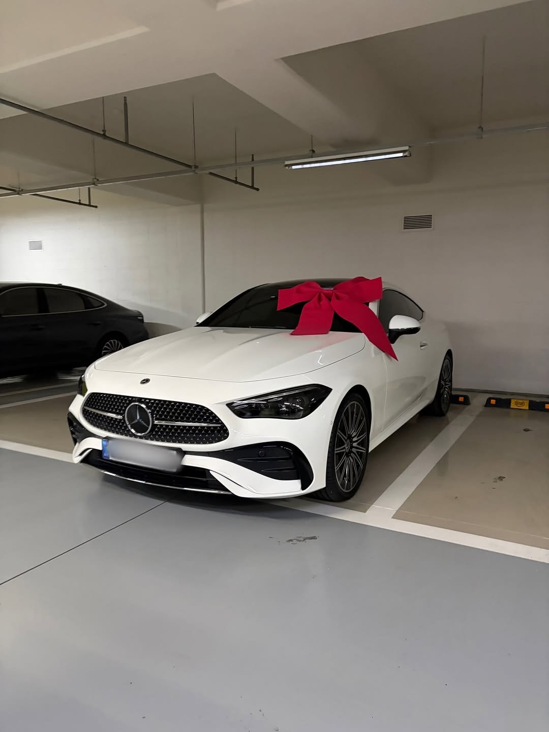 Photo by 벤츠 공식딜러 김대호 on December 13, 2025. May be an image of windshield, wheel, sedan and text.