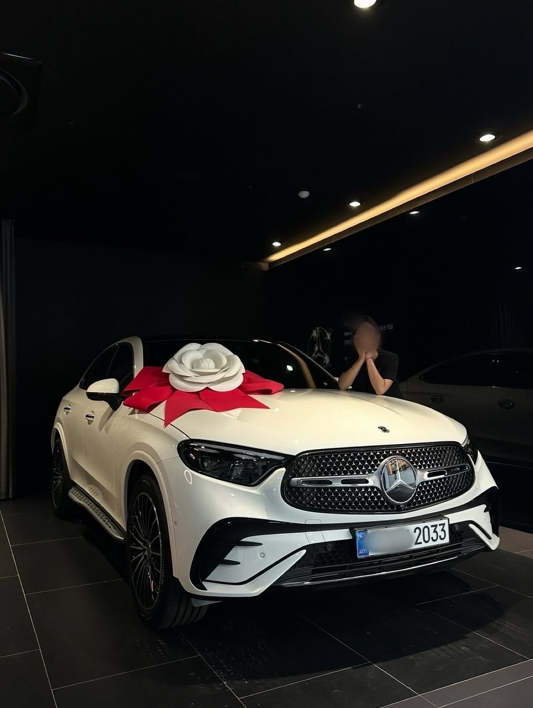 Photo by 벤츠 공식딜러 김대호 on October 05, 2025. May be an image of 1 person, sedan, wheel and text that says 'M'.