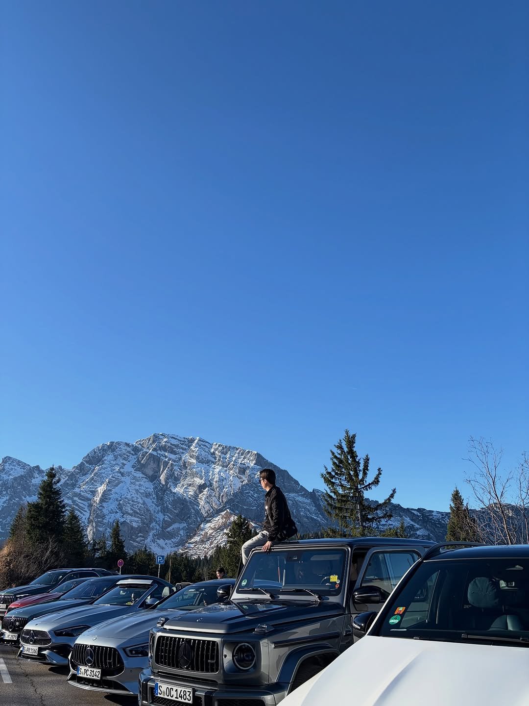Photo by 벤츠 공식딜러 김대호 on November 09, 2025. May be an image of car, jeep, road and text.
