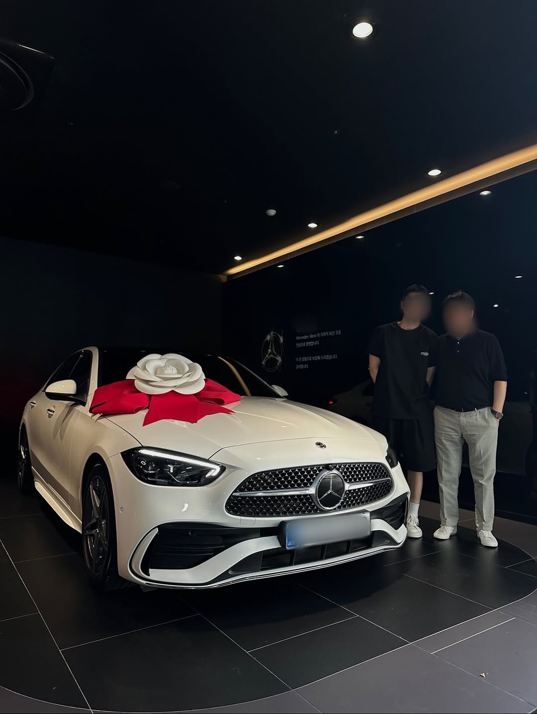 Photo by 벤츠 공식딜러 김대호 on August 07, 2025. May be an image of 2 people, roadster, sedan and text.