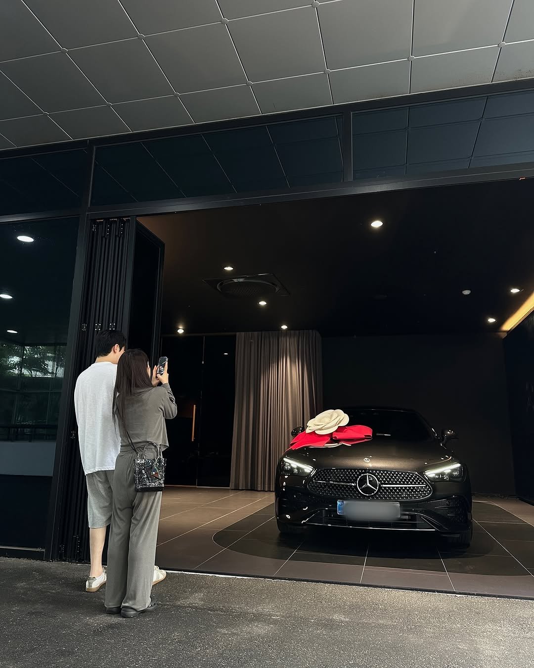 Photo by 벤츠 공식딜러 김대호 on July 10, 2025. May be an image of 2 people, sedan, limousine and text.