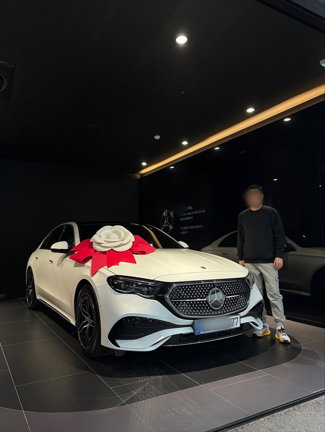 Photo by 벤츠 공식딜러 김대호 on November 01, 2025. May be an image of roadster, sedan, wheel and text.