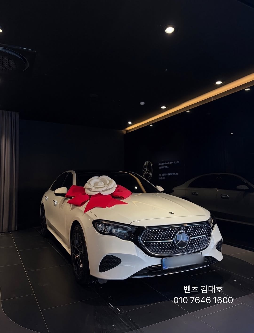 Photo by 벤츠 공식딜러 김대호 on February 18, 2026. May be an image of wheel, sedan and text that says '벤츠 김대호 010 7646 01076461600 1600'.