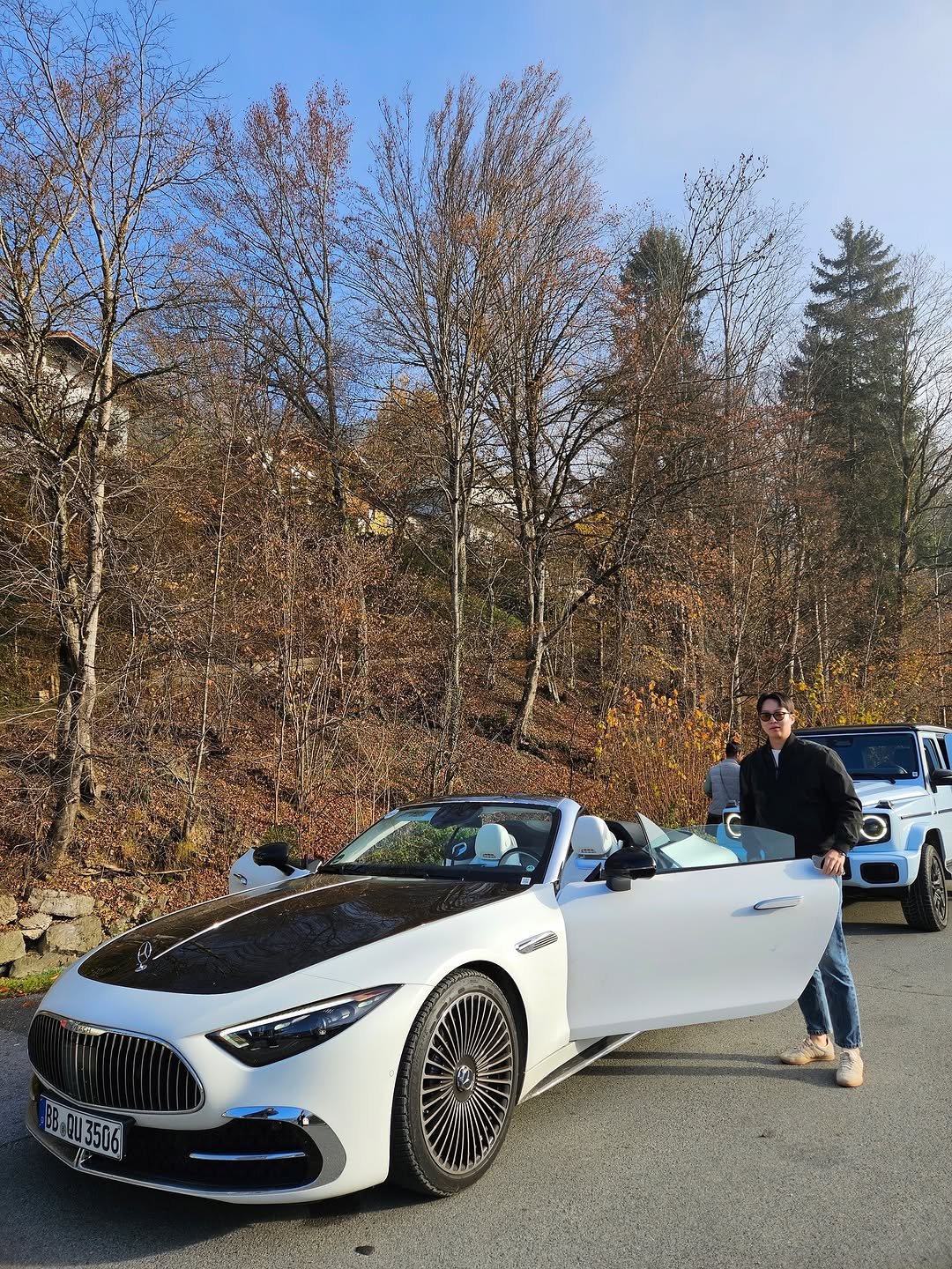 Photo by 벤츠 공식딜러 김대호 on November 07, 2025. May be an image of car, convertible, roadster, wheel, road and text.