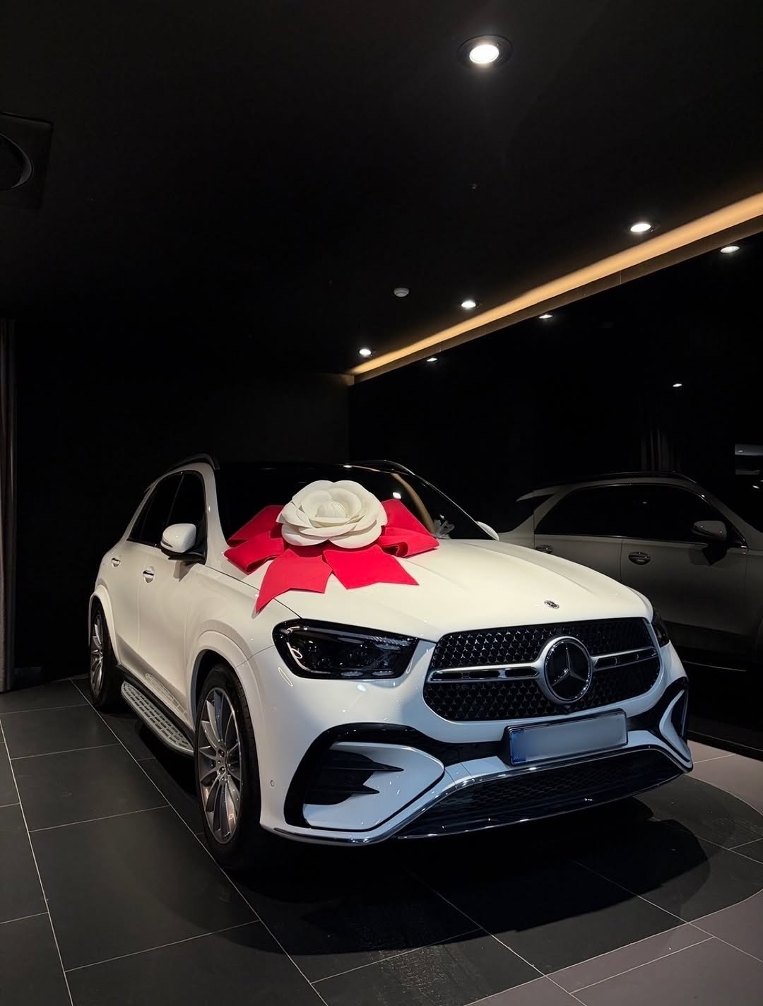 Photo by 벤츠 공식딜러 김대호 on November 20, 2025. May be an image of wheel, sedan and text.