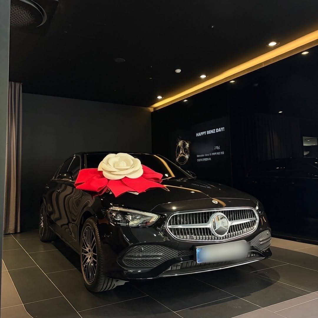 Photo by 벤츠 공식딜러 김대호 on November 29, 2025. May be an image of sedan and text that says 'HAPPY BENZ PBENZDAY! DAY! ወ A 1'.