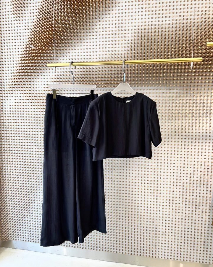 bera__official__ 게시물 이미지: • 실크소프트블라우스
Color : 브라운, 블랙
Size : Free
어깨 44,...
