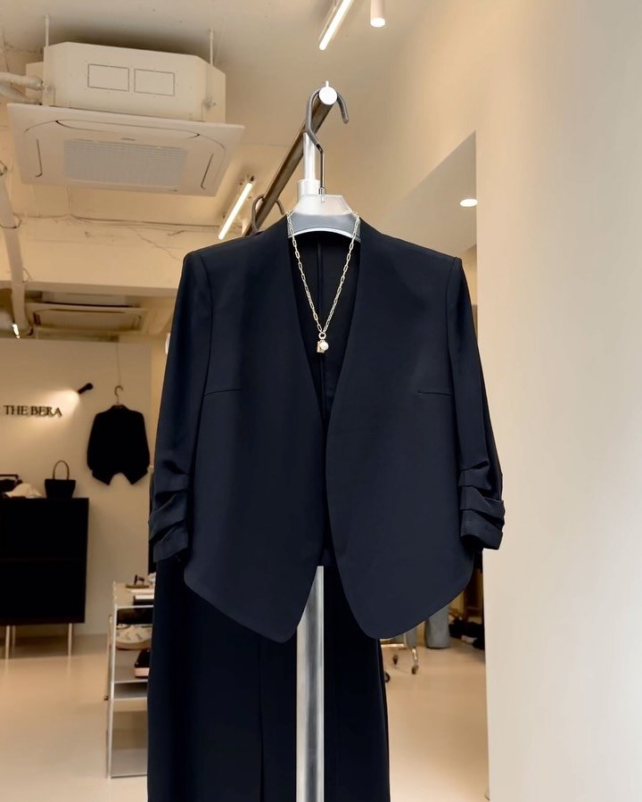 bera__official__ 게시물 이미지: • 디어숏자켓

Color : 블랙
Size : S, M, L

S - 어깨 37,...