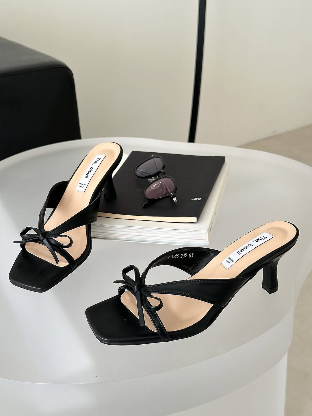 bera__official__ 게시물 이미지: • 리본슬리퍼힐

Color : 아이보리, 블랙
Size : 230-250
굽높이...