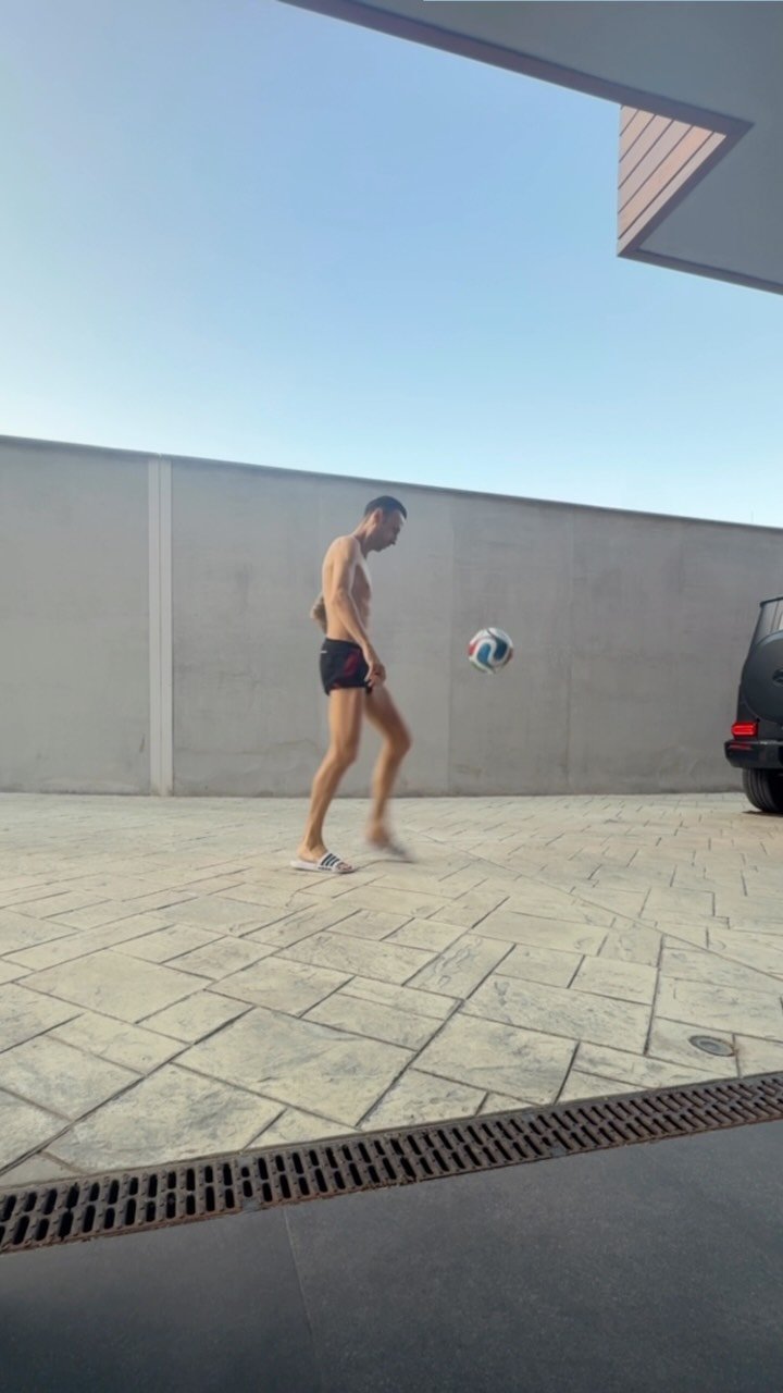 berbo9 게시물 이미지: ⚽️🧱 Ball and a wall... with flip-flops 😉😁