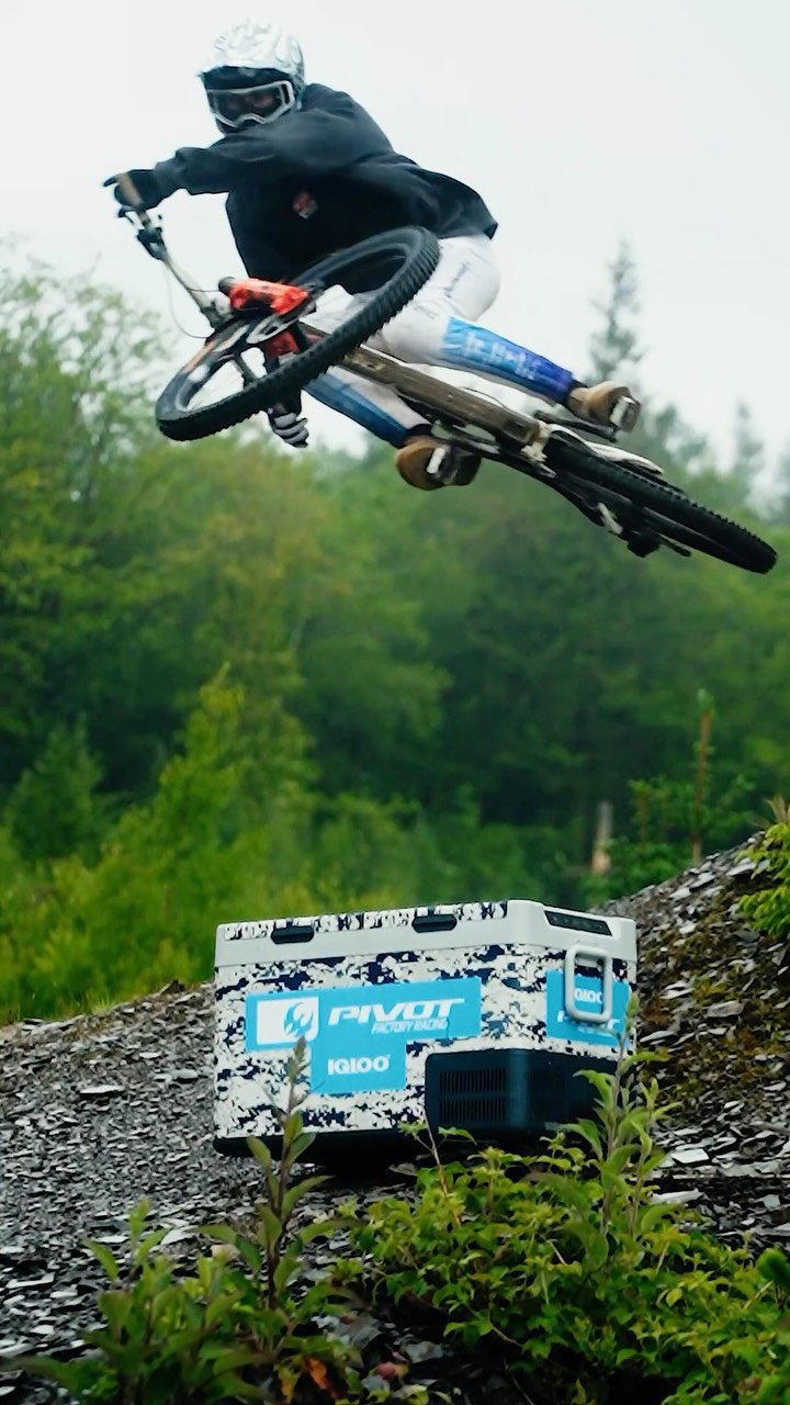 bernard_kerr 게시물 이미지: 2 wheels, 4 wheels…cool drinks and snacks...