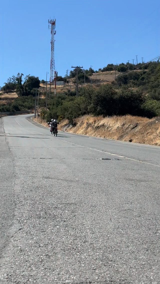 bernard_kerr 게시물 이미지: Chill-e vibes….tarmac pounding. @conti_mtb