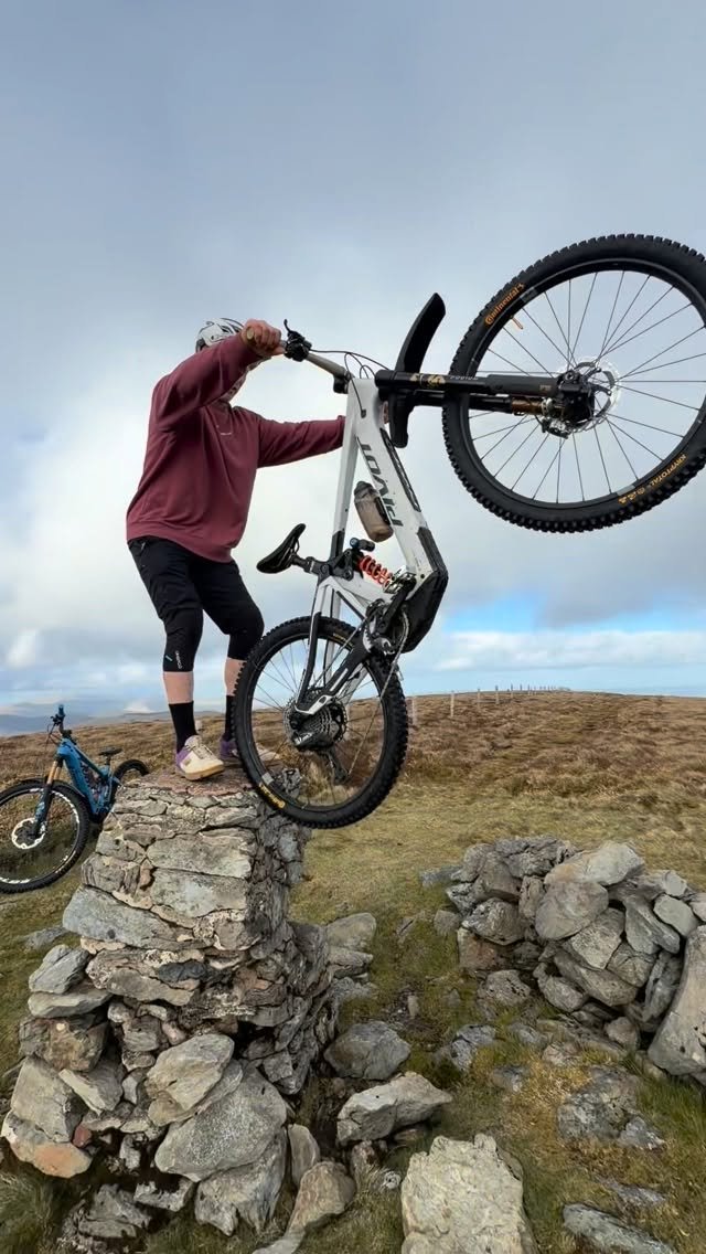 bernard_kerr 게시물 이미지: My very own @pivotcycles LT 🥲🫶🙌 so hyped!