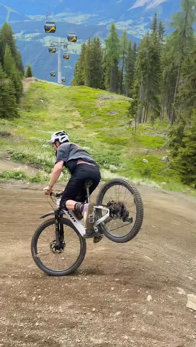 bernard_kerr 게시물 이미지: Summer love in Austria. @shimanomtb x @pivotcycles