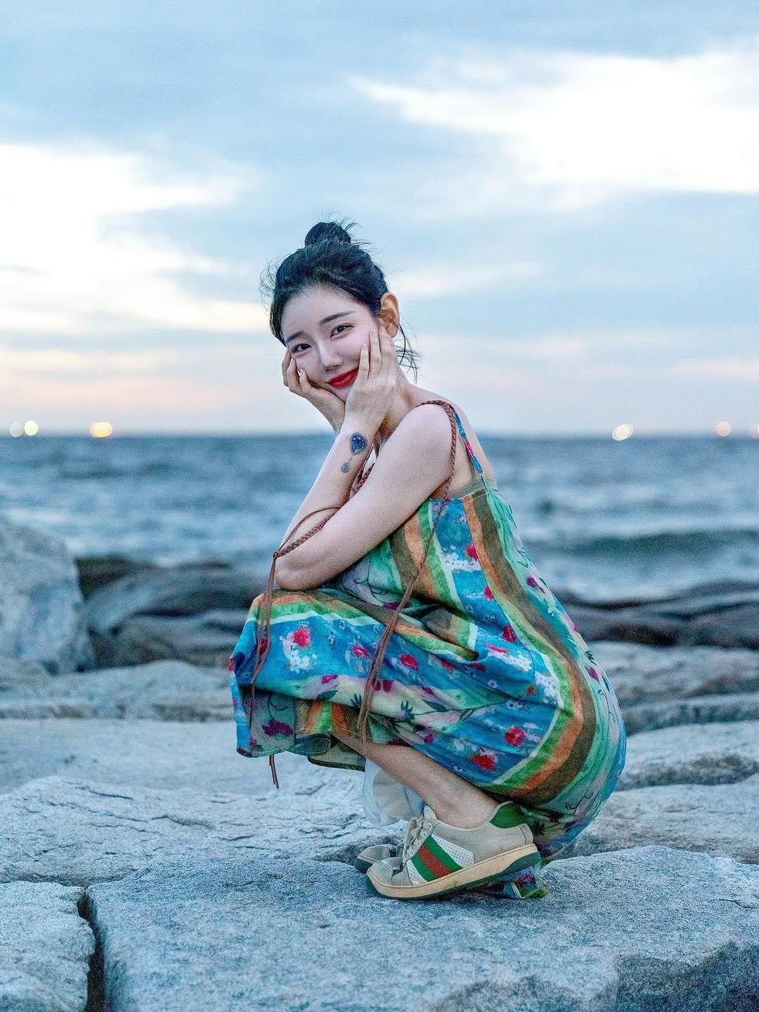Photo by ✨빛베리 𝑩𝒆𝒂𝒕 𝑩𝒆𝒓𝒓𝒚✨ほしの ベリ🍓 on September 27, 2025. May be an image of sundress, sarong, outdoors and text.