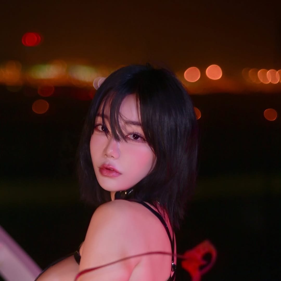 Photo by ✨빛베리 𝑩𝒆𝒂𝒕 𝑩𝒆𝒓𝒓𝒚✨ほしの ベリ🍓 on August 05, 2025. May be an image of 1 person, hair, makeup, bra and text.