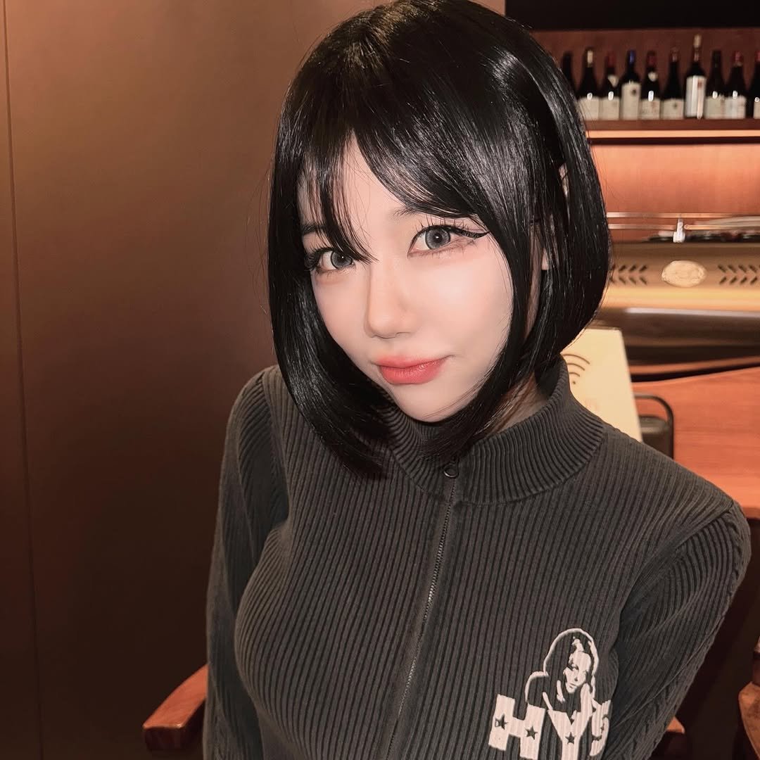Photo by ✨빛베리 𝑩𝒆𝒂𝒕 𝑩𝒆𝒓𝒓𝒚✨ほしの ベリ🍓 on October 03, 2025. May be an image of one or more people, hair, parka, top and text.