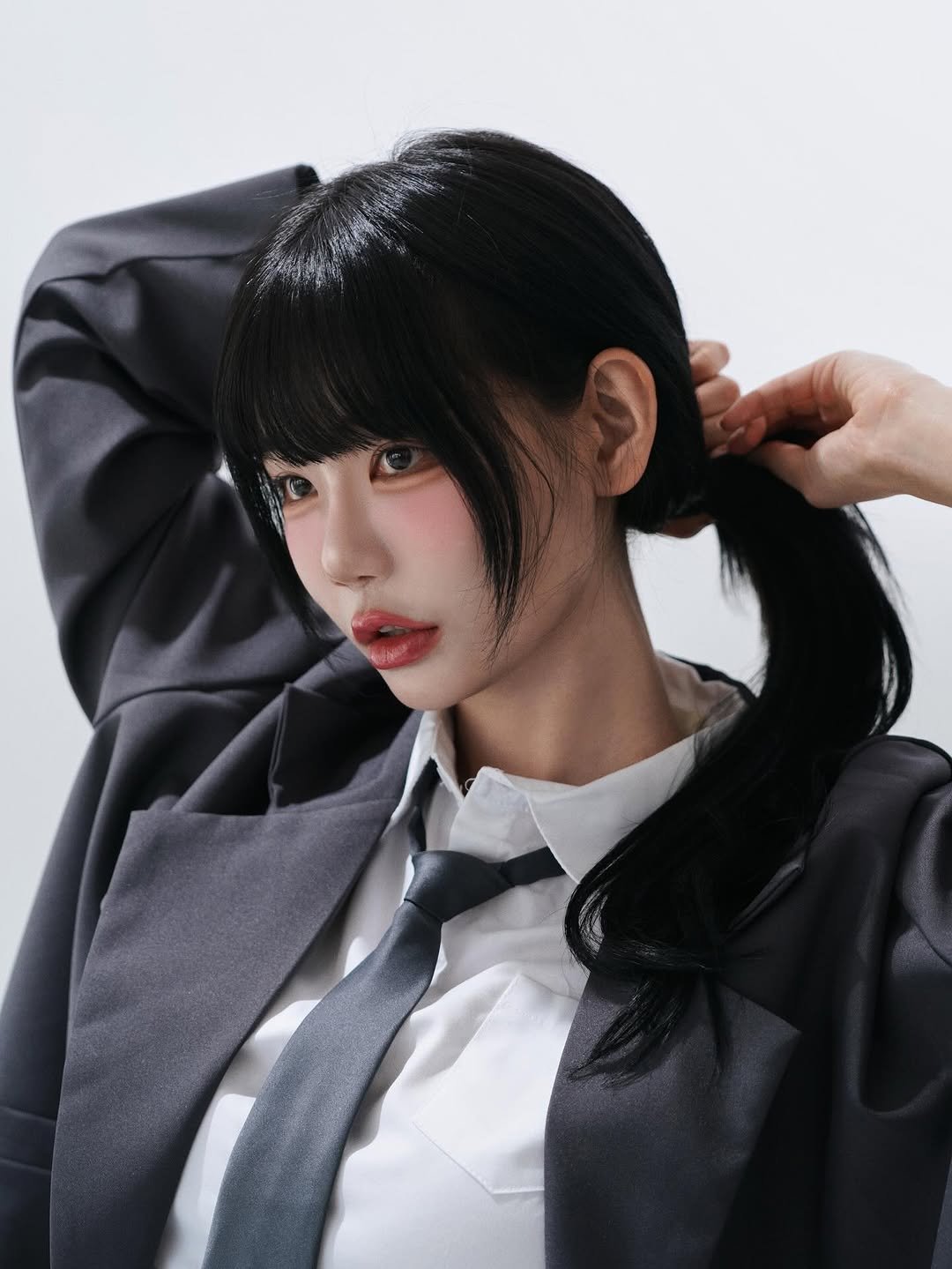 Photo shared by ✨빛베리 𝑩𝒆𝒂𝒕 𝑩𝒆𝒓𝒓𝒚✨ほしの ベリ🍓 on August 19, 2025 tagging @studio_on.da. May be an image of 1 person, hair, suit, blazer and text.