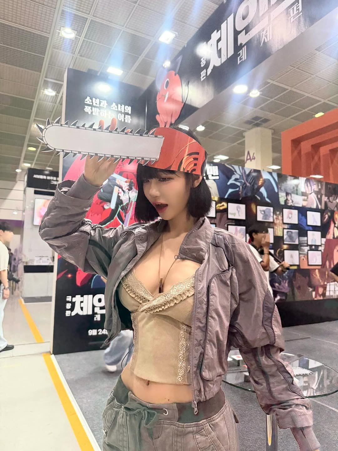 Photo by ✨빛베리 𝑩𝒆𝒂𝒕 𝑩𝒆𝒓𝒓𝒚✨ほしの ベリ🍓 on September 24, 2025. May be an image of chainsaw, costume and text that says '소년과 폭반하 소년과소녀의 소녀의 이름 세은 知医物 初動. 印限 A4 Ke 휴체은 판 21 9回 9回24 241'.