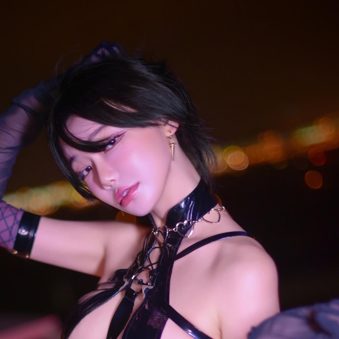 Photo by ✨빛베리 𝑩𝒆𝒂𝒕 𝑩𝒆𝒓𝒓𝒚✨ほしの ベリ🍓 on August 05, 2025. May be an image of 1 person, hair, fishnet stockings, bra and text.