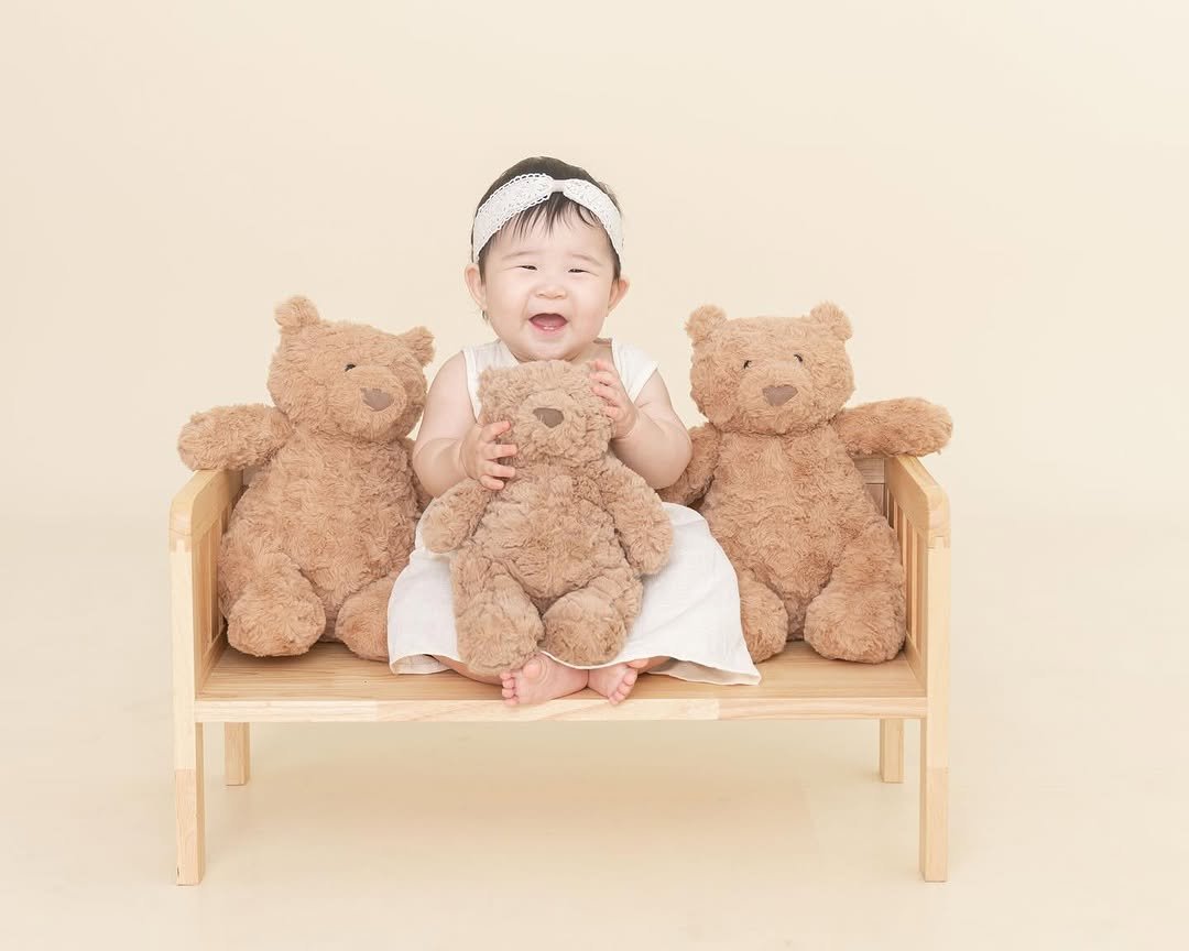 Photo shared by 김수현  딸기엄마🍓 on August 10, 2025 tagging @merrybaby_dt. May be an image of 1 person, baby, bear, baby bed and text.