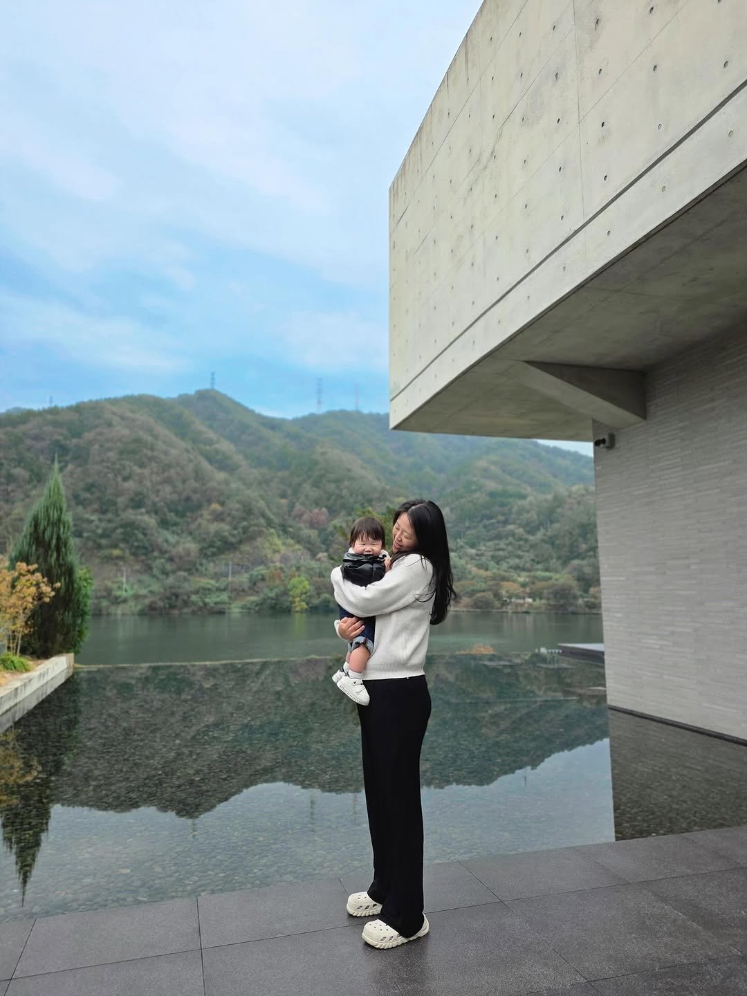 Photo by 김수현  딸기엄마🍓 on October 30, 2025. May be an image of lake, Gyeongbokgung Palace and text.