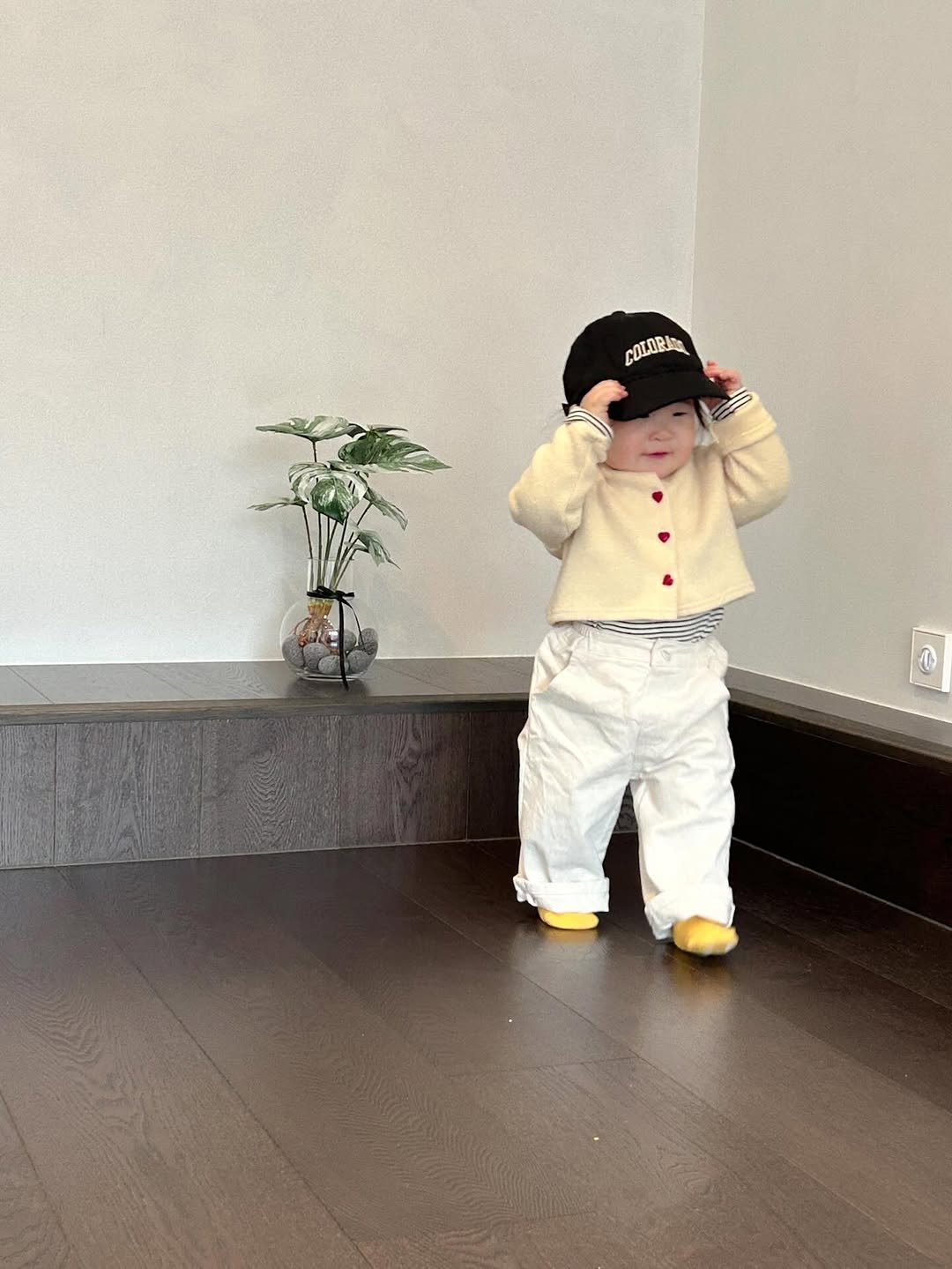 Photo by 김수현  딸기엄마🍓 on February 01, 2026. May be an image of baby, standing, duffle coat, hat, baby shoes and text.