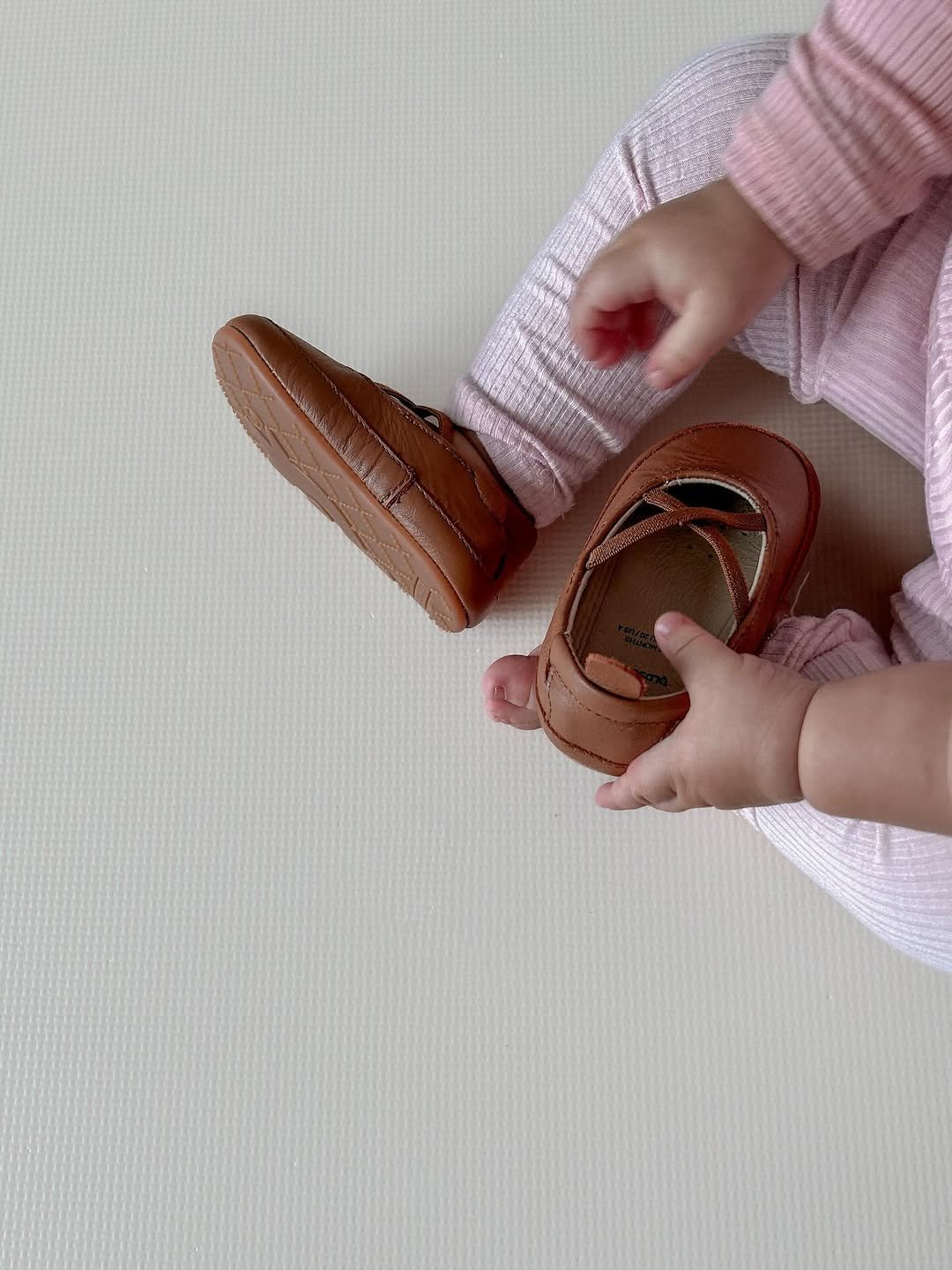 Photo by 김수현  딸기엄마🍓 on November 24, 2025. May be an image of baby, boots, baby shoes and text.