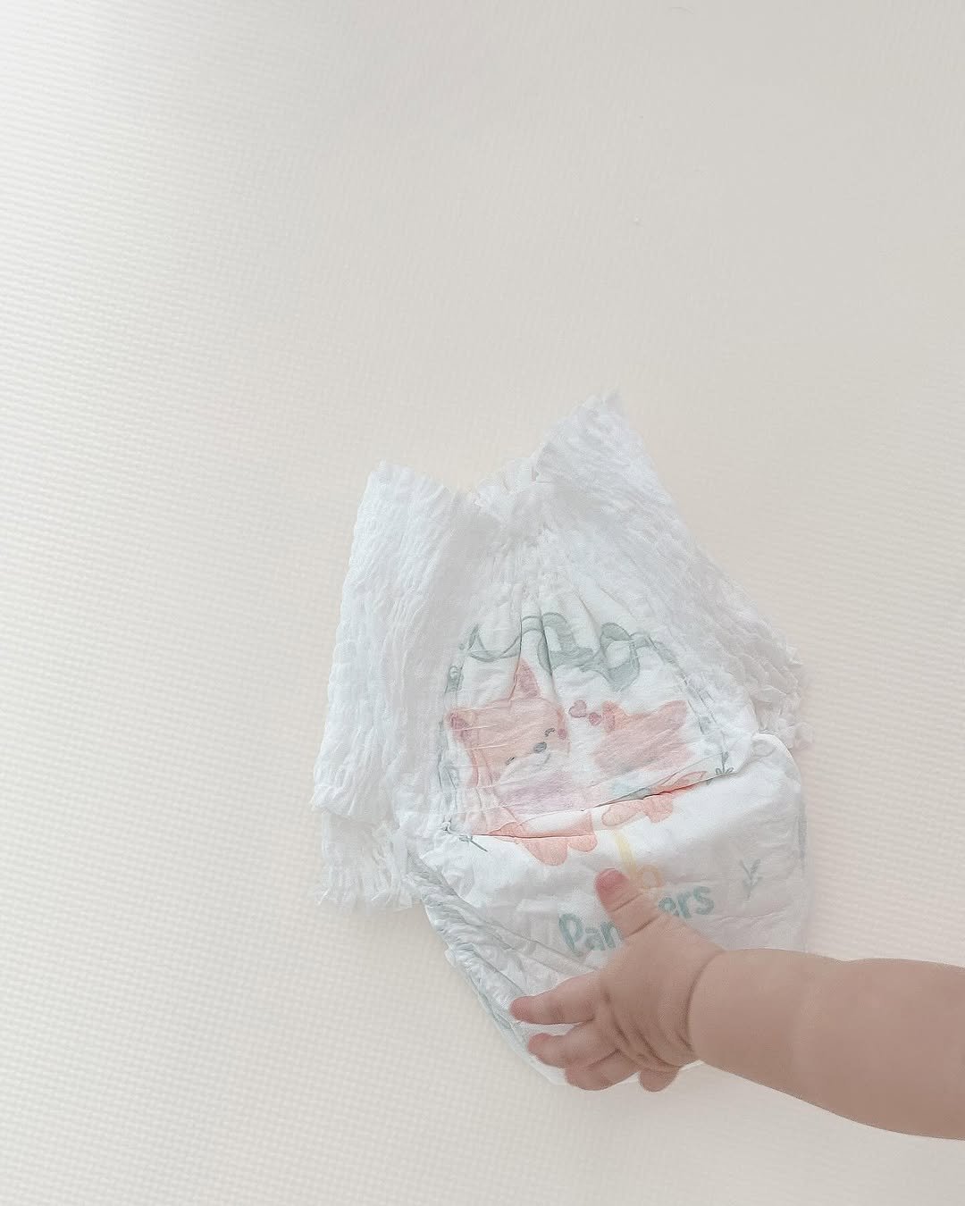 Photo by 김수현  딸기엄마🍓 on September 27, 2025. May be an image of baby, playpen, diaper, baby bed, bathmat, paper towel, plastic bag and text.