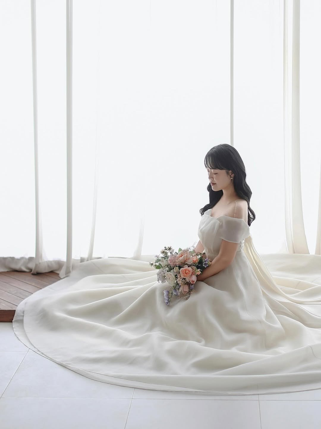 Photo by 김수현  딸기엄마🍓 on September 09, 2025. May be an image of gown, prairie gentian, wedding and text.