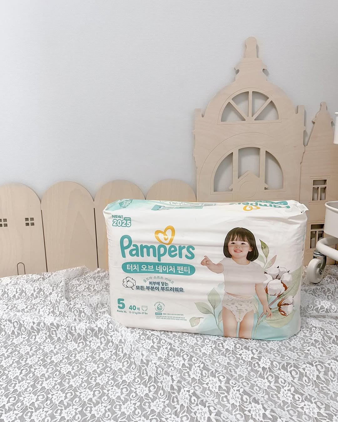 Photo by 김수현  딸기엄마🍓 on December 05, 2025. May be an image of ‎baby bed, diaper and ‎text that says '‎٨٨٨ GD ممتی ตี NEWI qor 2025 Pampers 터치 터치오브네이처팬티 오브 네이처 팬티 金肌味 도가 피부데 는는 모든 부분이부드러워요 부분이 부드러워요 5 40개 Pgakl li-mcts 신주 包 "ល‎'‎‎.