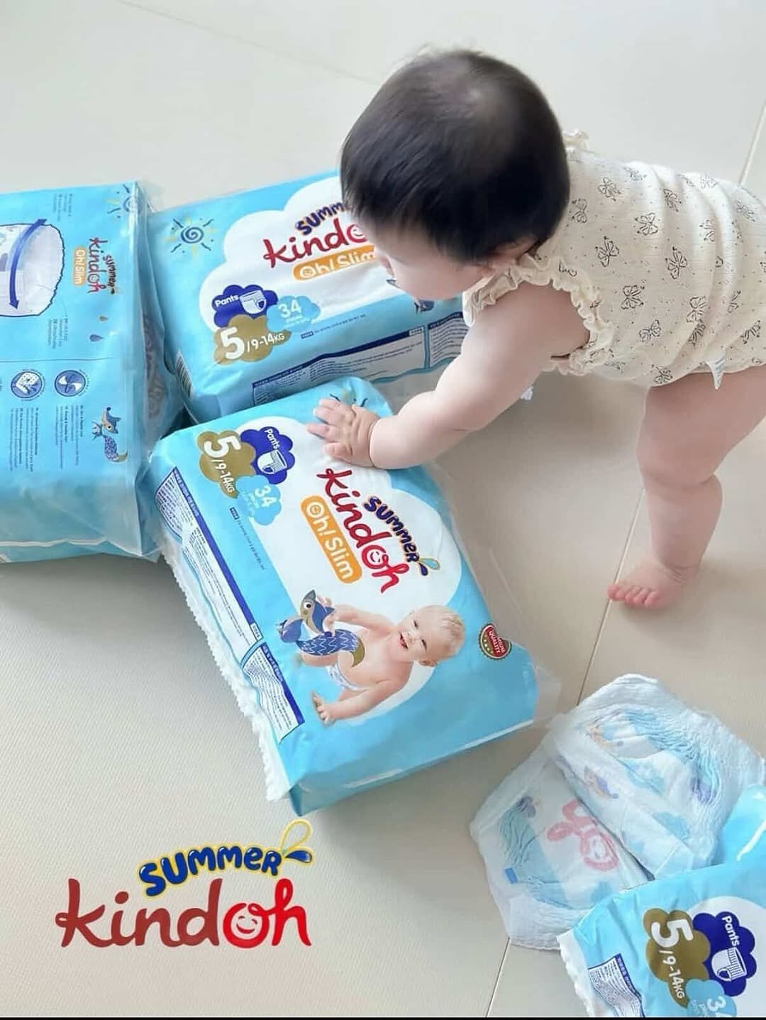 Photo shared by 김수현  딸기엄마🍓 on July 02, 2025 tagging @kindoh_official_kr. May be an image of 1 person, diaper, baby bed and text that says '๑ ChiSim 출모 Lisumnes kinde SUMMY @hIStim pants 34 5 9-14KG 5/9-14x8 203 SE သ /9-14ca - Oh!Slim ለ！ kindoh summegh oh SUMMER kindoh 5 5/9-14g Pants 9-14K'.