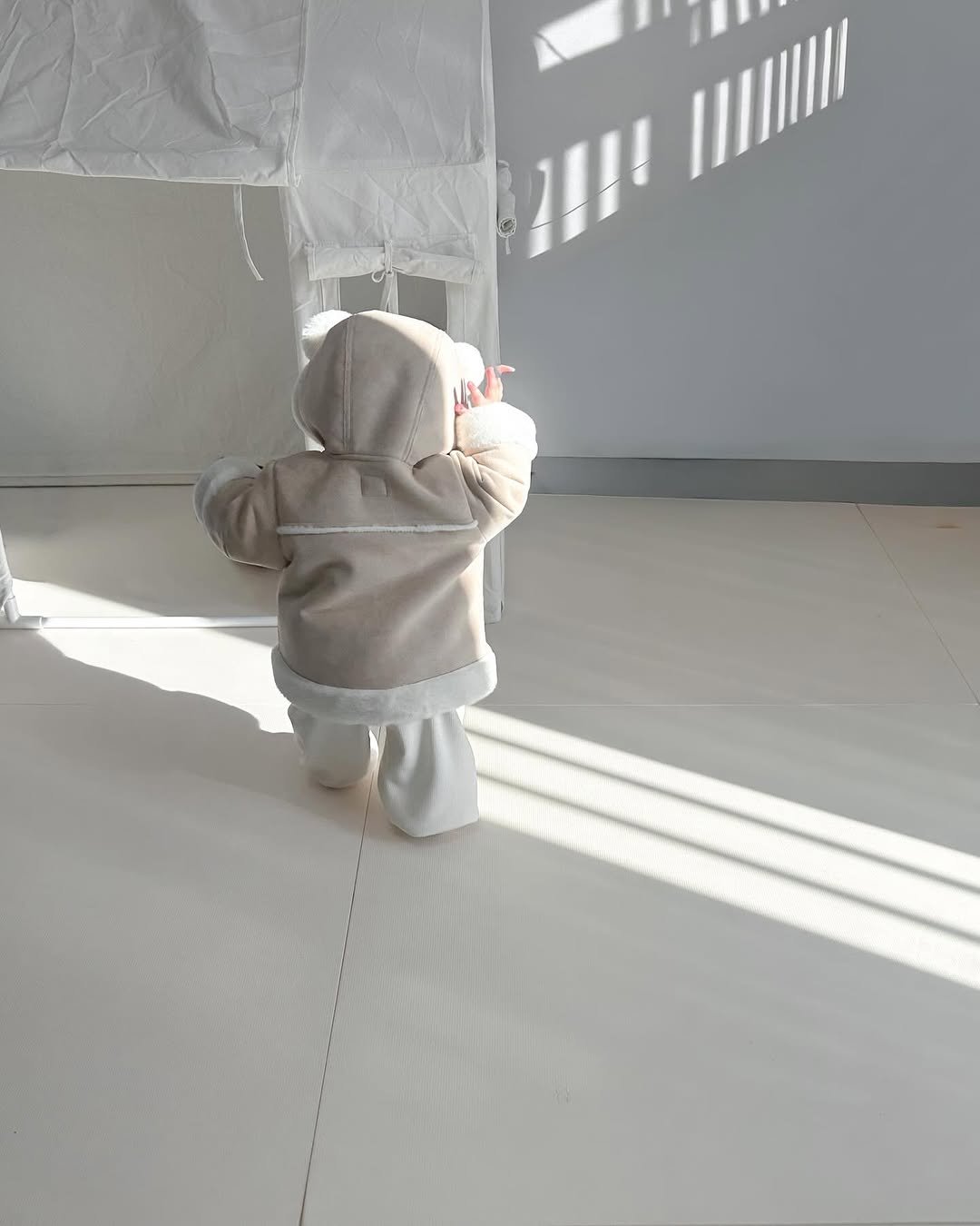 Photo by 김수현  딸기엄마🍓 on January 06, 2026. May be an image of baby, standing, duffle coat, sweatsuit, snowsuit and text.