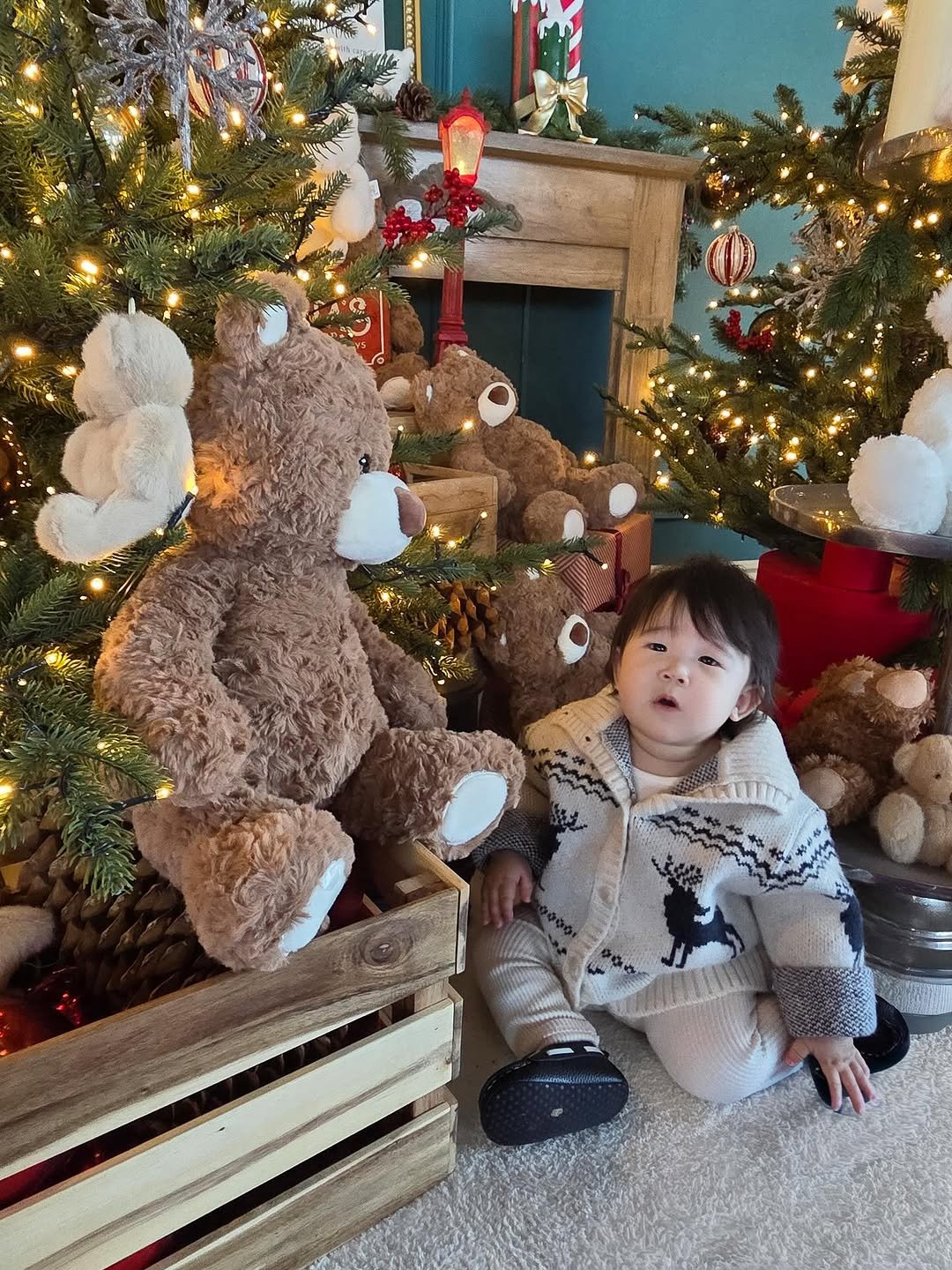 Photo by 김수현  딸기엄마🍓 on November 10, 2025. May be an image of baby, christmas tree, tinsel and text.