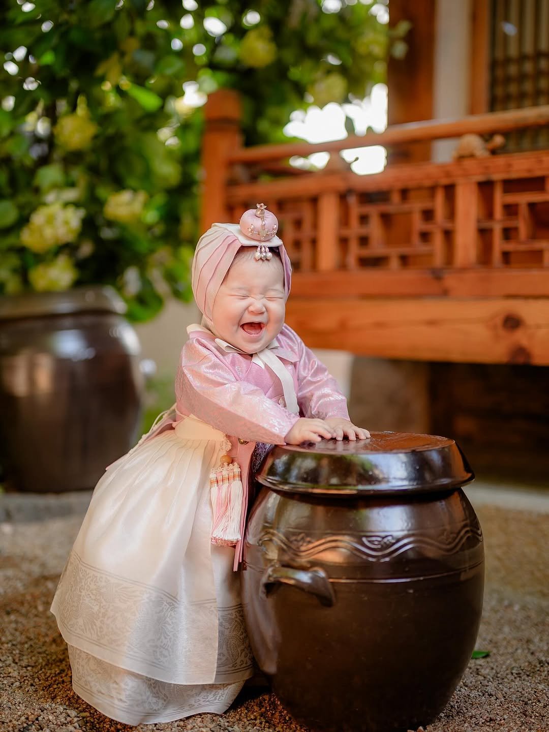 Photo by 김수현  딸기엄마🍓 on November 10, 2025. May be an image of baby, bucket, outdoors and text.