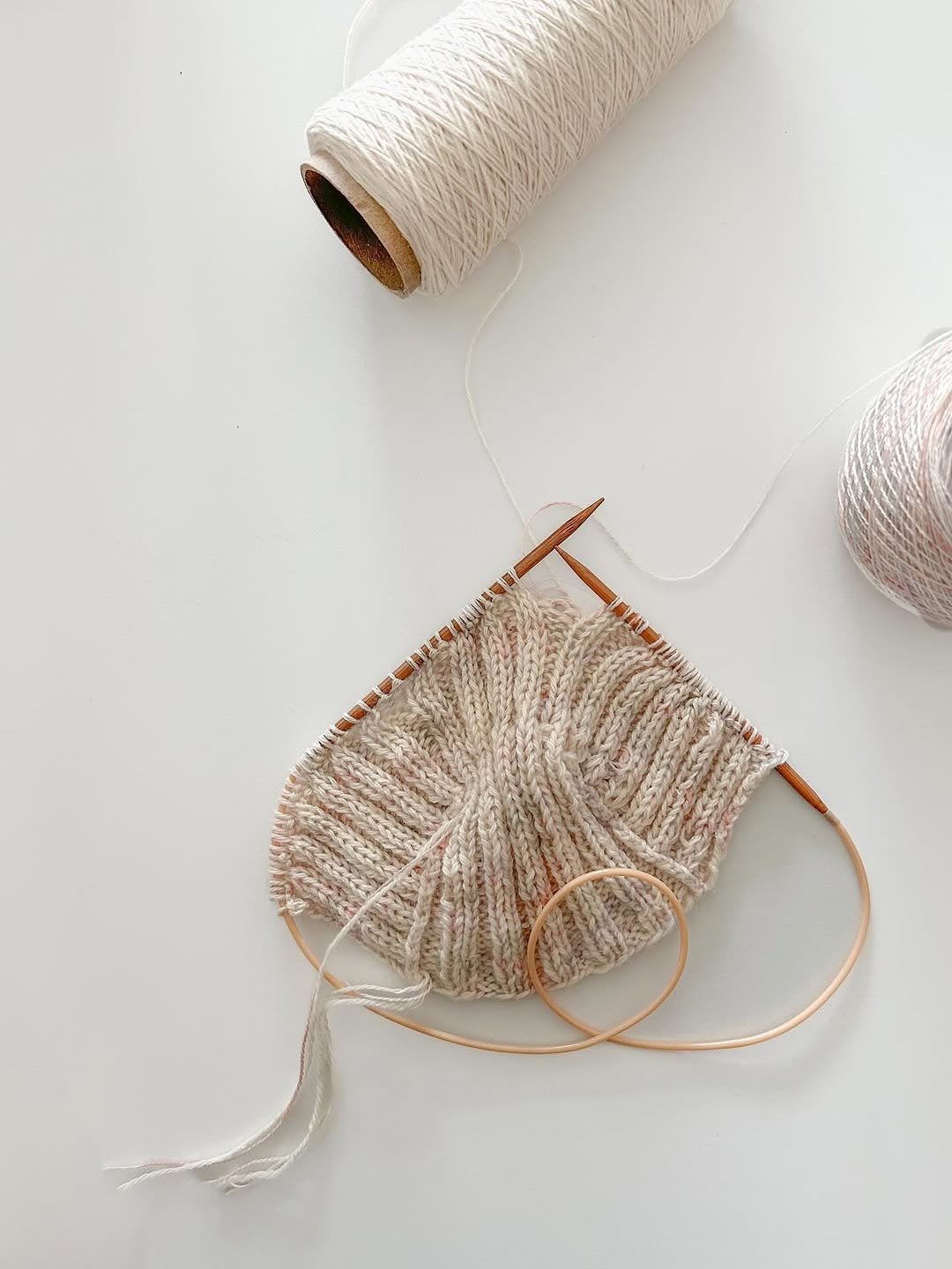 Photo by 김수현  딸기엄마🍓 on November 04, 2025. May be an image of macrame, loom and text.