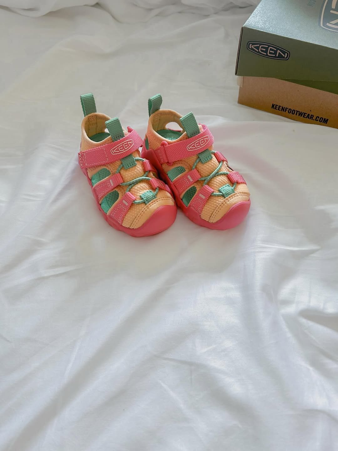 berry_a_day 게시물 이미지: 👟
일본에서 운좋게 사이즈발견!

무난한 블랙이나 베이지를 할까
매장앞애서 30분...