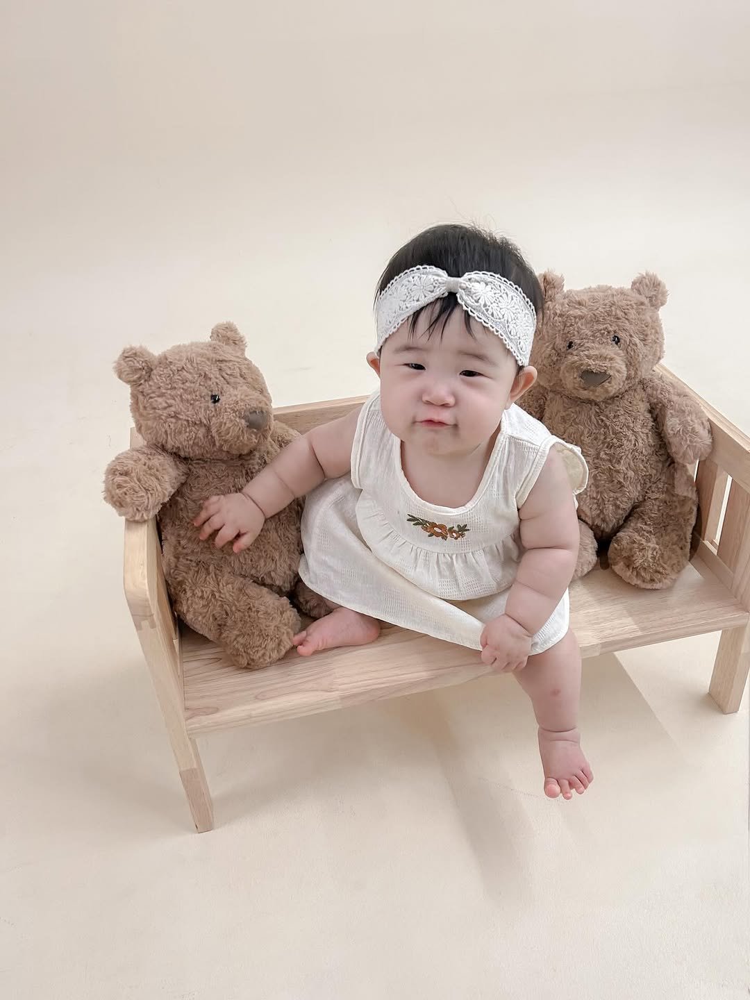 Photo by 김수현  딸기엄마🍓 on August 07, 2025. May be an image of 1 person, baby, baby bed and text.
