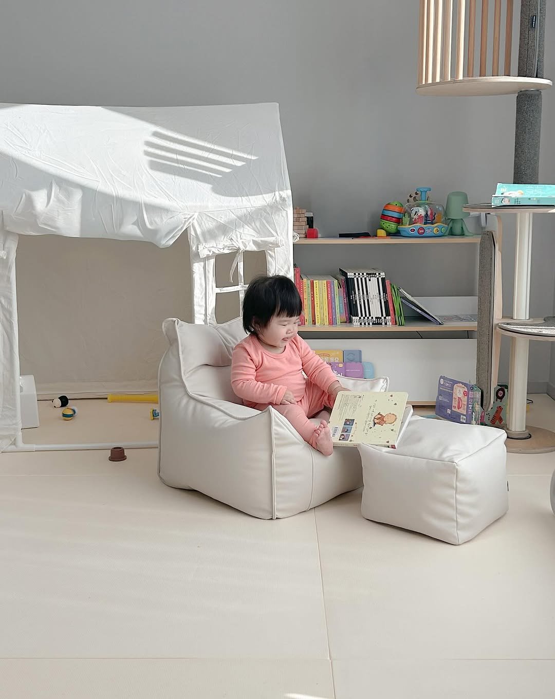 Photo by 김수현  딸기엄마🍓 on December 02, 2025. May be an image of baby, toy, playpen, beanbag chair, baby bed, armchair, indoors and text.