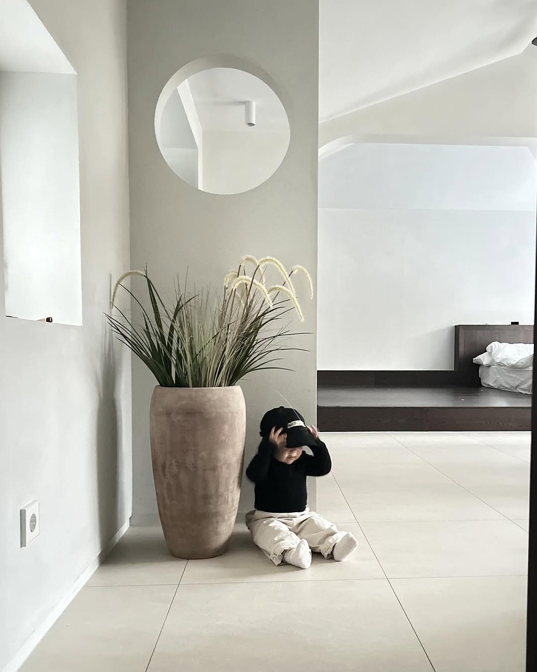 Photo by 김수현  딸기엄마🍓 on January 24, 2026. May be an image of flower arrangement, urn, indoors and text.