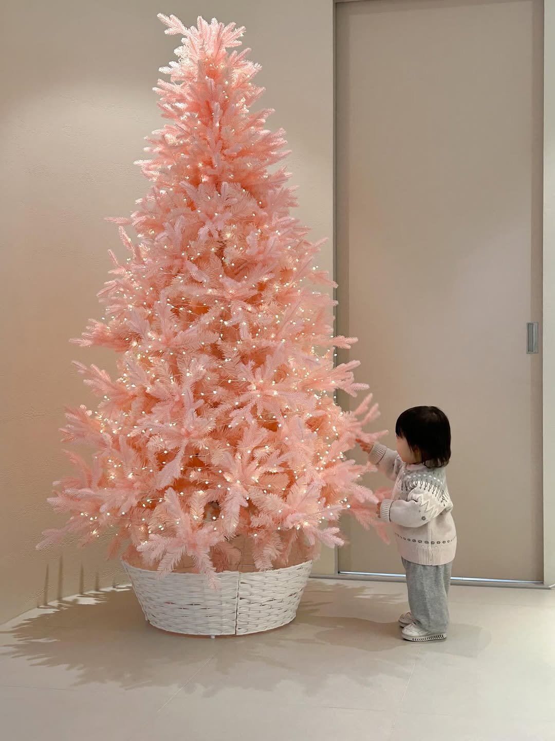 Photo by 김수현  딸기엄마🍓 on January 15, 2026. May be an image of baby, christmas tree, tinsel and text.