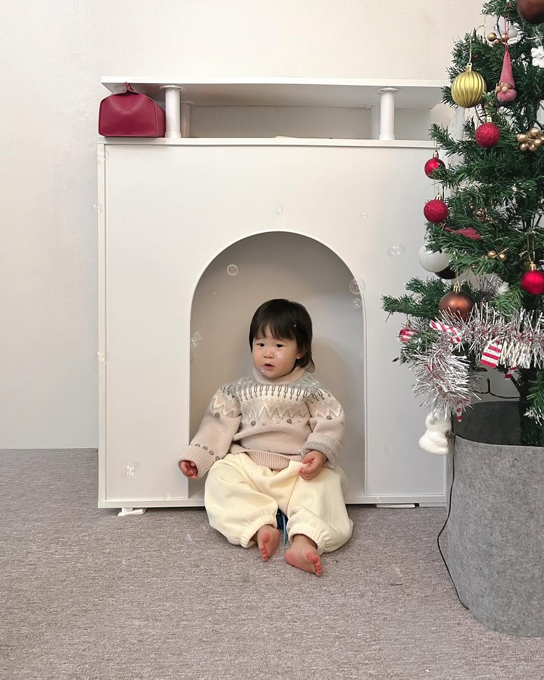 Photo by 김수현  딸기엄마🍓 on December 23, 2025. May be an image of baby, christmas tree, dollhouse and text.