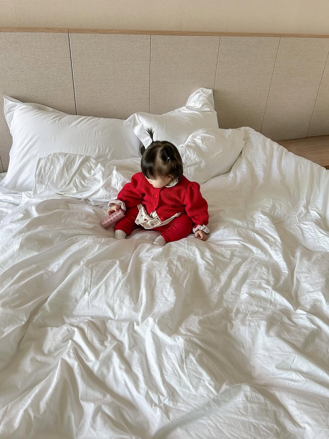 Photo by 김수현  딸기엄마🍓 on January 02, 2026. May be an image of baby, sleepwear, mattress, bed, blanket, bath robe, bedroom and text.