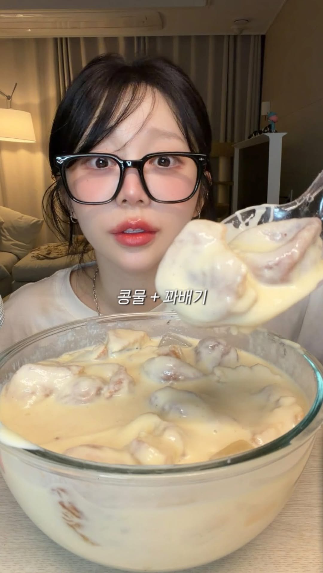 berryveryhungry 게시물 이미지: 콩물 + 꽈배기 = 극락 😇
소이퀸 진한 콩물 비마트로 시켰어요 !!
단팥도나쓰랑...