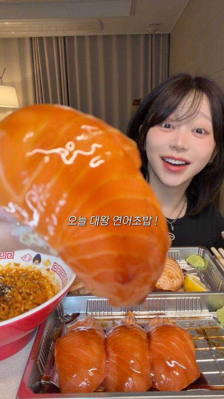 berryveryhungry 게시물 이미지: 대왕 연어초밥 먹방🍣
와구 와구 불닭이랑 먹어줘야 제맛!!!

#대왕연어초밥...