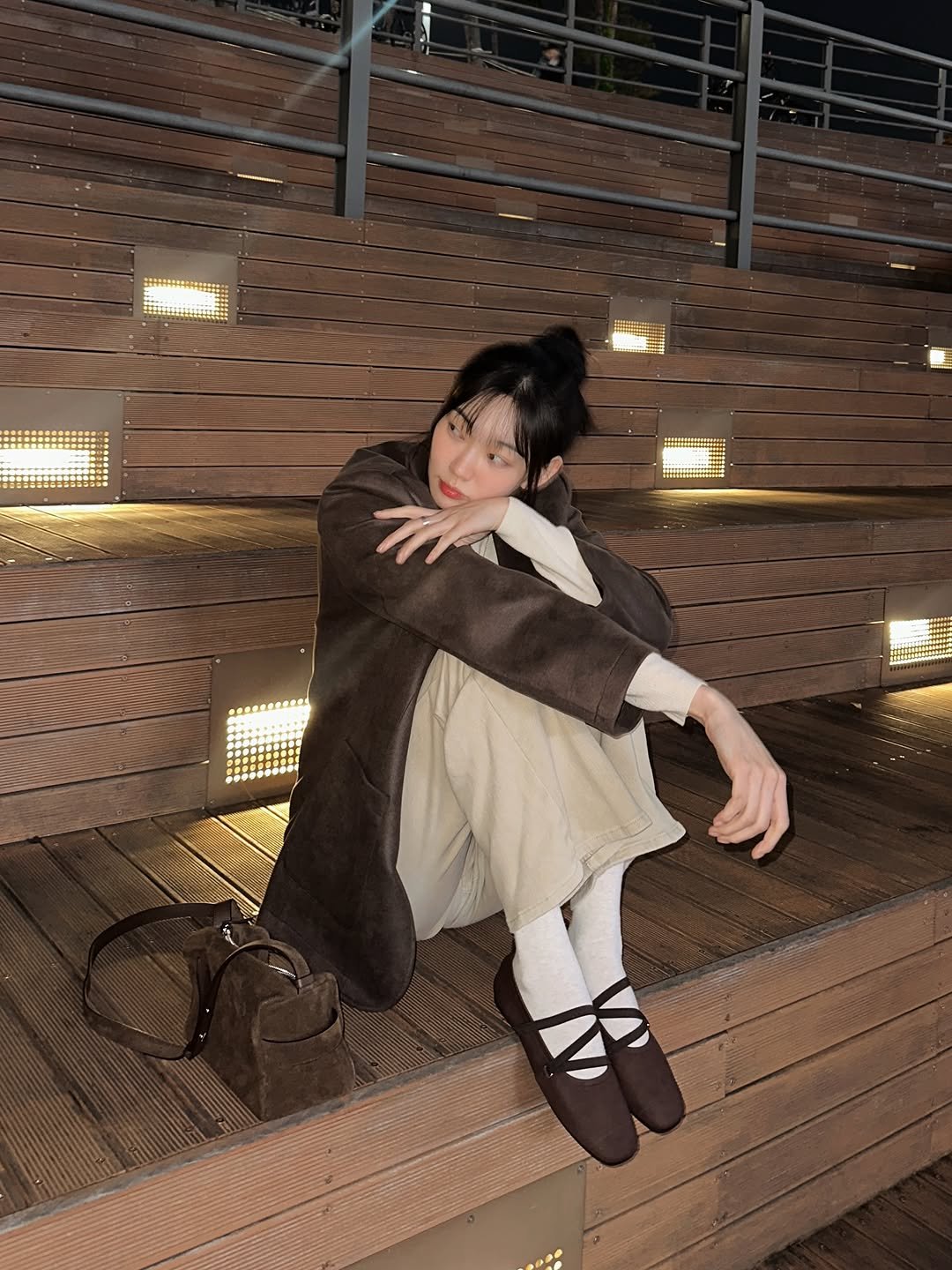 Photo shared by 방은정  BANG EUN JEONG on November 06, 2025 tagging @flattie_official. May be an image of duffle coat.