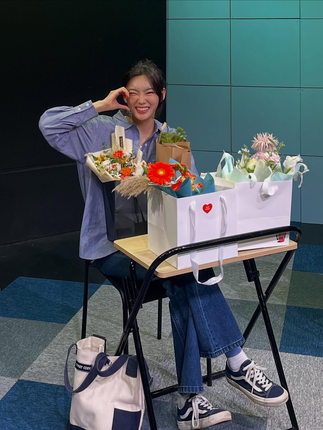 Photo shared by 방은정  BANG EUN JEONG on October 03, 2025 tagging @theater.ryeon. May be an image of 1 person, cornflower, prairie gentian, baby's-breath and text.