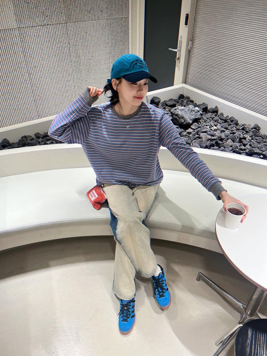 Photo shared by 방은정  BANG EUN JEONG on September 25, 2025 tagging @ooowl.official. May be an image of 1 person, bangs, wingtip shoes, duffle coat, turtleneck, beret, sweatpants and text.